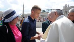 Tomasz Komenda při setkámí s papežem Františkem