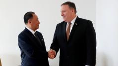 Americký ministr zahraničních věcí Mike Pompeo při schůzce s vyslancem KLDR na konci května.