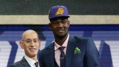 Deandre Ayton (vpravo) je letošní jednička draftu NBA