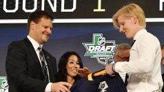 Obránce Rasmus Dahlin přebírá při draftu NHL dres Buffala Sabres
