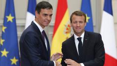 Macron (vpravo) a Sánchez na konci společné tiskové konference v Paříži.