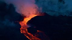 Popelem z vulkán Kilauea lehlo v roce 2018 přes 600 domů a tisíce lidí se musely evakuovat.