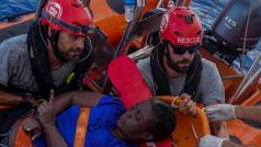 Španělský basketbalista Marc Gasol (uprostřed) zachraňuje migranty ve Středozemním moři