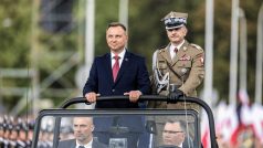 Polský prezident Andrzej Duda přijel na přehlídku v doprovodu velitele polských ozbrojených sil Rajmunda Andrzejczaka