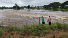 Lidé pozorují zaplavenou krajinu na Havaji