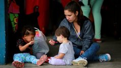 Venezuelští migranti čekají na hraničním přechodu mezi Ekvádorem a Peru.