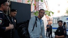 Alexej Navalnyj při odchodu z budovy soudu v srpnu 2018.