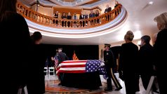 Během smutečního obřadu arizonský guvernér Doug Ducey zavzpomínal na McCaina jako na senátora i jako na mezinárodně známou osobnost.