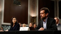 Šéf Twitteru Jack Dorsey a provozní ředitelka Facebooku Sheryl Sandbergová na slyšení před americkým Senátem