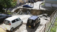 Silnice poškozená zemětřesením v japonském městě Sapporo