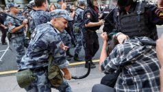 Příslušník národní gardy útočí na protestujícího muže při demonstraci za penzijní reformu v Moskvě