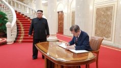 Jihokorejský prezident Mun Če-in se zapsal do pamětní knihy v sídle Korejské strany práce v Pchjongjangu. Přihlíží tomu severokorejský diktátor Kim Čong-un.