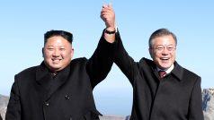 Severokorejský vůdce Kim Čong-un (vlevo) a jihokorejský prezident Mun Če-in