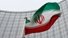 Íránská vlajka před budovou Mezinárodní agentury pro atomovou energii ve Vídní