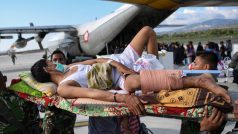 Evakuace zraněných z letiště Palu-Mutiara.