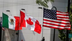 Vlajky Mexika, Kanady a USA - členských států NAFTA.