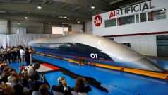 Americká společnost Hyperloop Transportation Technologies představila ve Španělsku 32 metrů dlouhou kapsli určenou pro přepravu cestujících novou technologií vysokorychlostní přepravy.