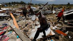 Podle mluvčího indonéské agentury pro řešení katastrof Sutopa Purwoa Nugrohoa zůstává mnoho lidí pod troskami zřícených domů.