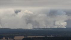 Vojenským muničním skladem na severu Ukrajiny otřásla v úterý nad ránem exploze spojená s požárem.