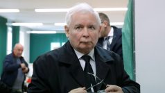 Předseda strany Právo a spravedlnost Jarosław Kaczyński ve volební místnosti.