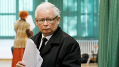 Předseda strany Právo a spravedlnost Jarosław Kaczyński odvolil v neděli odpoledne ve Varšavě.