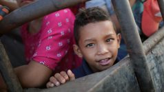 Chlapec na korbě nákladního vozu, jednoho z prostředků, kterými se snaží přepravit tisíce lidí ze Střední Ameriky do USA.