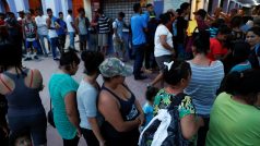 Středoameričtí migranti čekají na jídlo