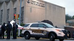 Police před synagogou Tree of Life, kde 11  Robert Bowers podle rozhodnutí soudní poroty zastřelil 11 lidí ve věku 54 až 97 let