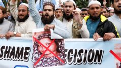 Osvobození křesťanky Asii Bibiové vyvolalo v Pákistánu vlnu demonstrací, na kterých se dav dožaduje veřejného oběšení ženy i soudce