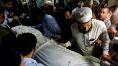 Skupina mužů vynášejí tělo islámského duchovního Samíula Haka z nemocnice v Islamabádu