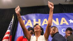 Oslavující demokratická kandidátka Jahana Hayesová