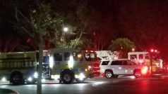 Policisté a hasiči na místě střelby baru ve městě Thousand Oaks nedaleko Los Angeles