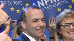 Manfred Weber slaví vítězství v souboji o lídra evropských lidovců.