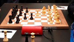 Magnus Carlsen (vlevo) při šachové partii proti Fabionovi Caruanovi