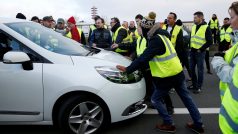 Silniční blokáda ve Francii, na snímku zablokovaný vůz na silnici v Nantes