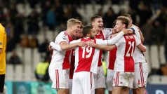 Amsterdamští fotbalisté po druhém vstřeleném gólu do sítě AEK Athény