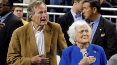 George Bush starší s manželkou Barbarou při státní hymně při finále univerzitního basketbalového šampionátu v Houstonu v roce 2011