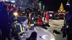 Šest lidí zahynulo a dalších 120 utrpělo zranění v davové panice, která v noci na sobotu vypukla mezi návštěvníky nočního klubu u italského přístavu Ancona