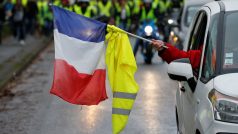 Někteří demonstranti dali francouzskou vlajku vedle žluté vesty...