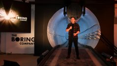 Elon Musk při představování testovacího tunelu pro vysokorychlostní přepravu osob.