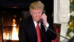 Donald Trump během telefonátu s dětmi, které se snaží zjistit, kdy už k nim Santa Claus přiletí.