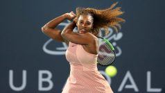 Serena Williamsová při exhibici proti své sestře Venus