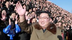 Severokorejský diktátor Kim Čong-un mává účastníkům setkání zemědělců