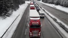 Pomalu jedoucí kolona po D1 od Brna na Prahu u Větrného Jeníkova.