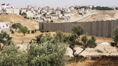 Abú Dís je od centra Jeruzaléma stejně daleko jako izraelské vládní budovy na druhé straně města.