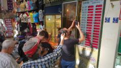Turisté si na instanbulském bazaru fotí směnné kurzy
