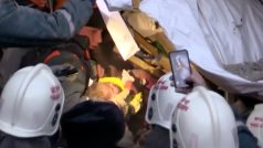 Ruským záchranářům se z trosek po výbuchu plynu v bytovce v Magnitogorsku podařilo vyprostit živé desetiměsíční dítě