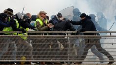 Boxerský šampion Christophe Dettinger (úplně vpravo v černém) bojuje s francouzskými policisty