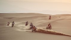 Začátek deváté etapy, která se stejně jako většina letošního ročníku dakarské rallye odehrávala v písečných dunách