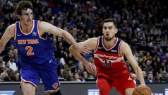 Tomáš Satoranský v souboji s Lukem Kornetem z New York Knicks